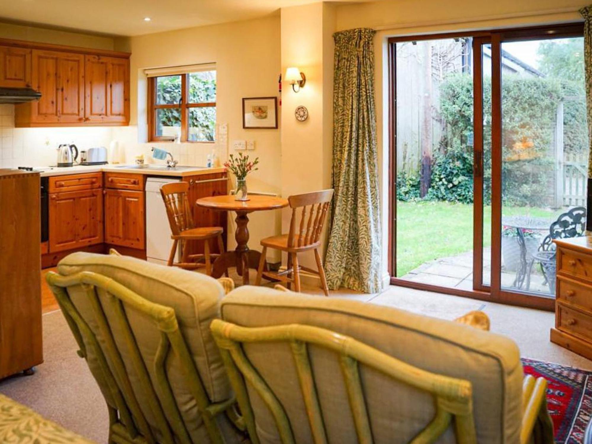 Honeysuckle Cottage North Mundham エクステリア 写真